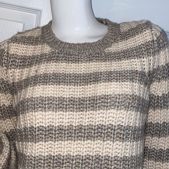 NEW VICTORIA SECRET SWEATER - Picture 6 of 6